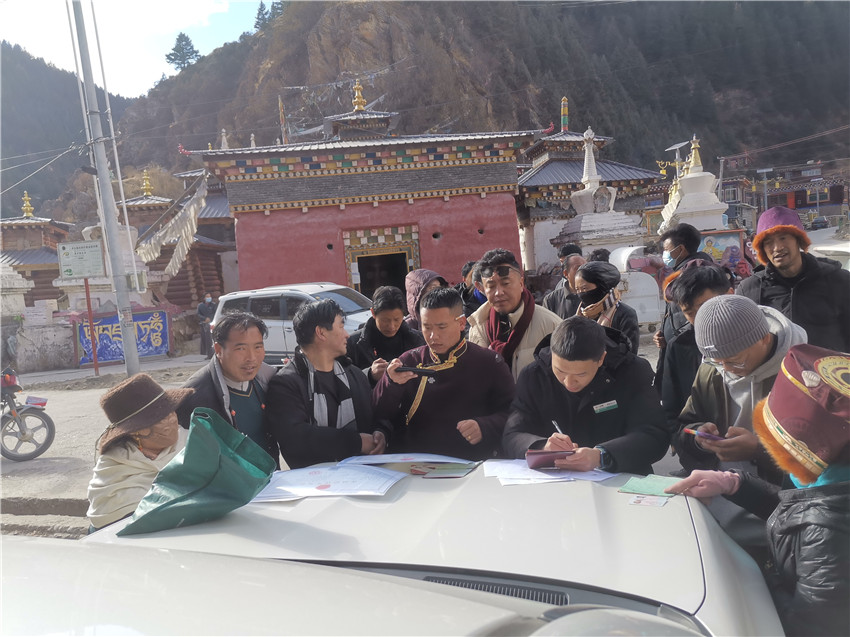 別樣的汽車銀行很接地氣，農(nóng)行德格縣支行開展農(nóng)戶信息建檔，現(xiàn)場為百姓開展金融服務(wù)。.jpg