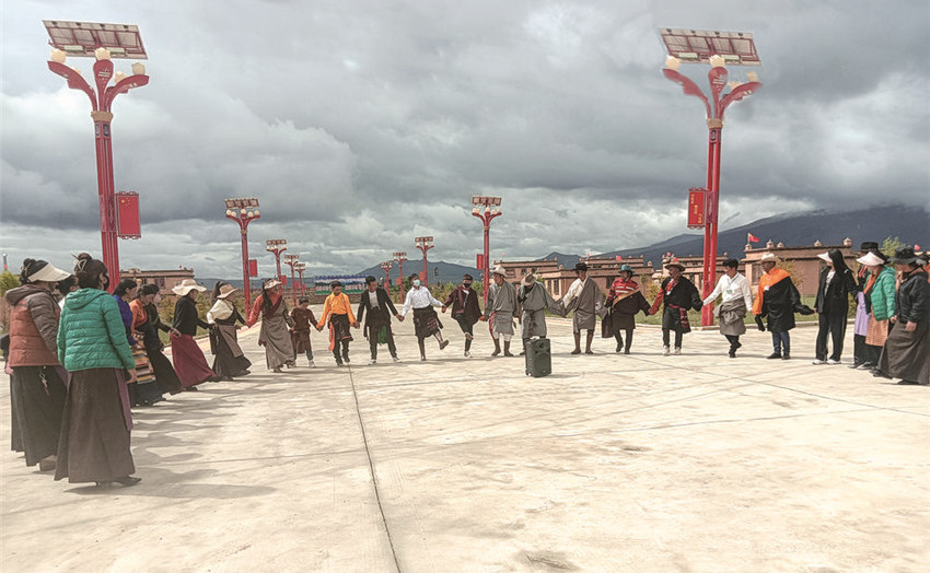 搬遷群眾.jpg 搬遷群眾.jpg