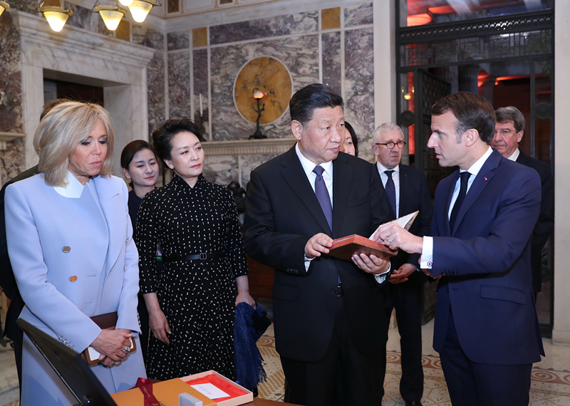2019年3月24日，習近平在法國尼斯會見法國總統(tǒng)馬克龍。會見前，馬克龍向習近平贈送1688年法國出版的首部《論語導讀》法文版原著。