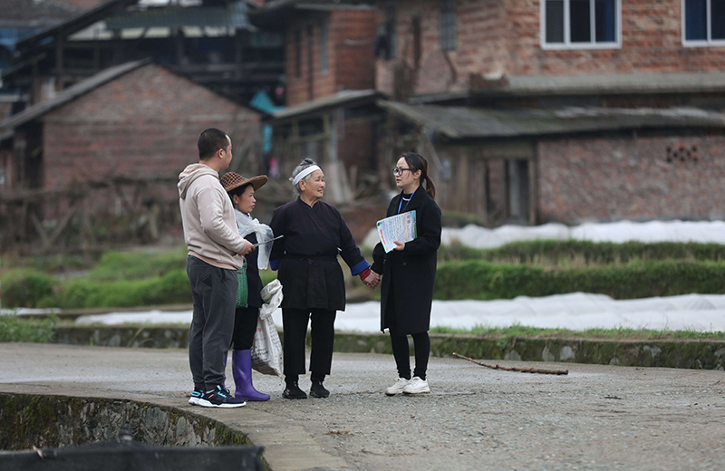 2022年3月24日，在廣西柳州市三江侗族自治縣良口鄉(xiāng)南寨村，紀(jì)檢監(jiān)察干部（右一、左一）在了解惠農(nóng)政策落實(shí)情況。