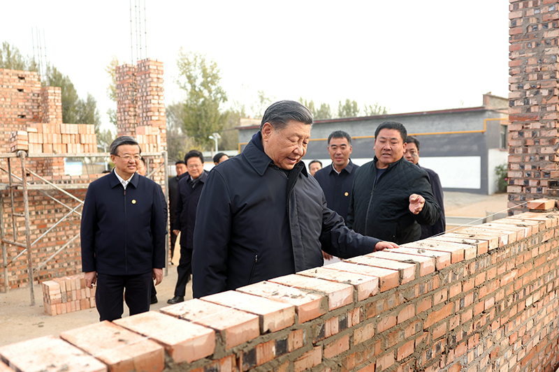 2023年11月10日，習(xí)近平總書記在河北保定涿州市刁窩鎮(zhèn)萬全莊村房屋重建施工現(xiàn)場(chǎng)考察。