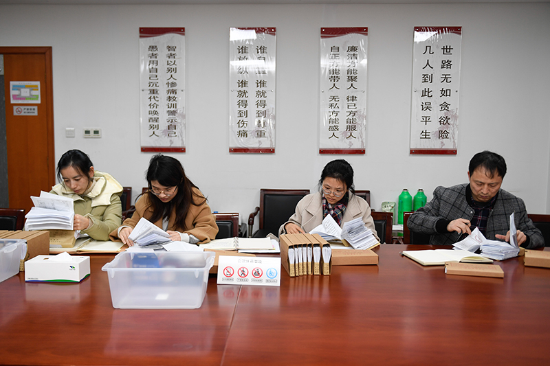 2020年1月8日，浙江寧波市北侖區(qū)紀(jì)委工作人員在檢查北侖區(qū)大數(shù)據(jù)發(fā)展管理中心2019年的公款消費(fèi)票據(jù)，查找是否存在違規(guī)問題。