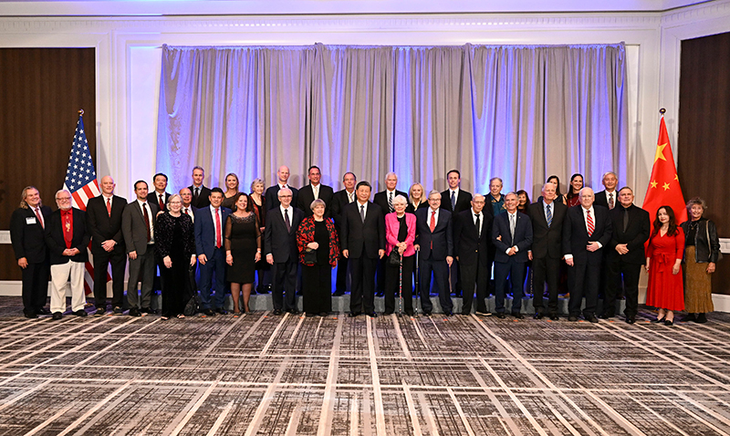 這是美國友好團(tuán)體聯(lián)合歡迎宴會開始前，習(xí)近平主席會見飛虎隊和史迪威將軍后人、鼓嶺、艾奧瓦州、華盛頓州等方面友好人士代表，同他們親切交談并合影留念。