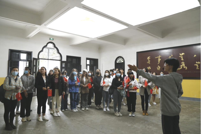 2021年5月20日，在喜迎中國共產(chǎn)黨建黨100周年之際，我校開展了少數(shù)民族學(xué)生“學(xué)黨史、感恩黨、跟黨走”紅色研學(xué)活動。