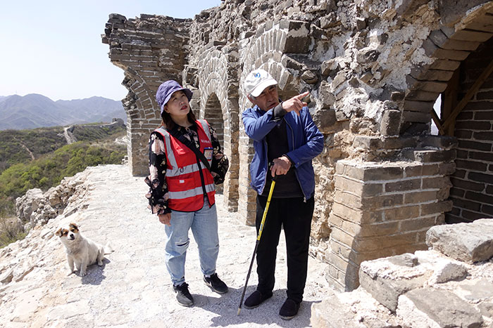 在明長城遺址上，梅景田給外甥女劉紅巖講述長城故事。