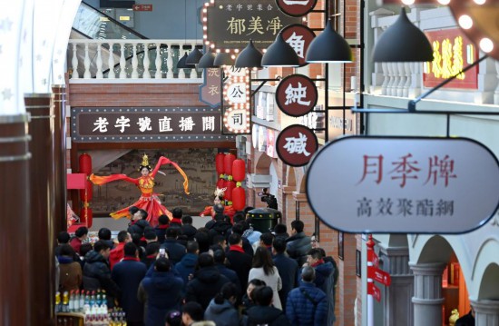 顧客在天津老字號集合店內(nèi)觀看演出。新華社記者 趙子碩 攝