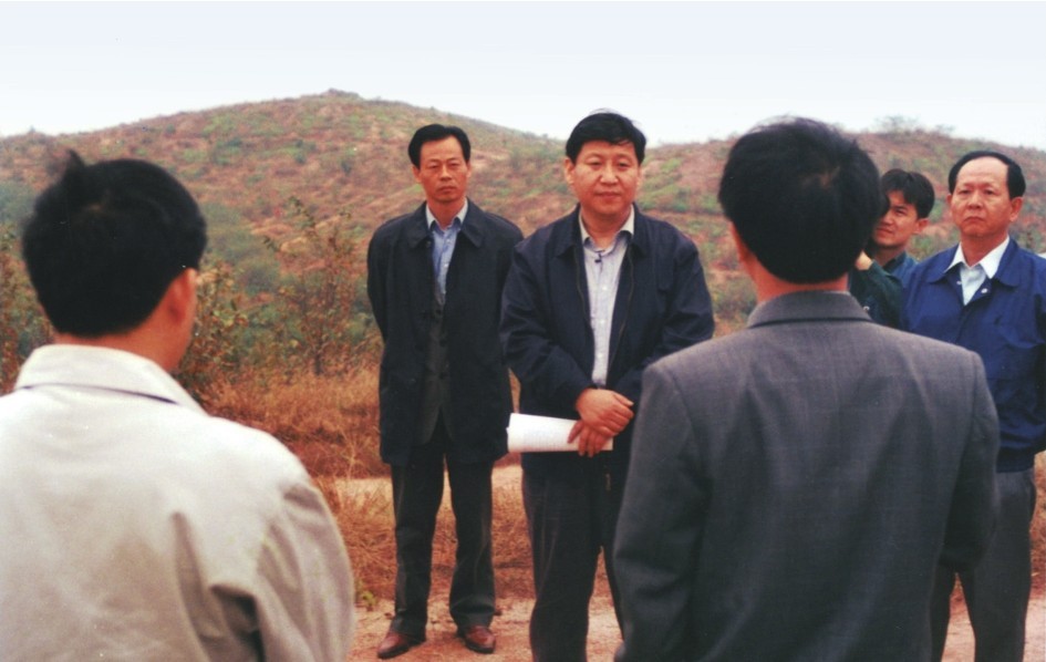 1999年11月，習(xí)近平在龍巖市長(zhǎng)汀縣河田水土流失治理區(qū)調(diào)研。圖源：《習(xí)近平在福建（下）》