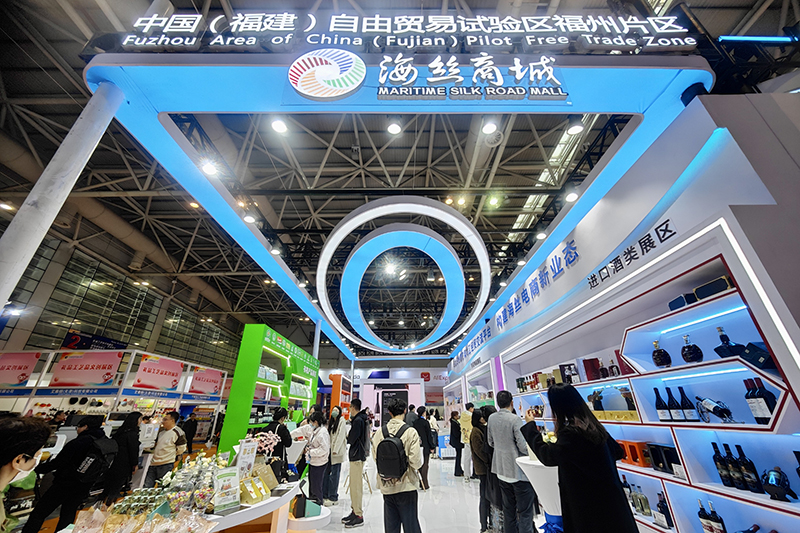 2024年3月18日，第四屆中國跨境電商交易會在福建福州開幕。展會聚焦“鏈接跨境全流域 共建電商新生態(tài)”，集聚全國80余個外貿(mào)產(chǎn)業(yè)帶的上千家供應(yīng)鏈企業(yè)。