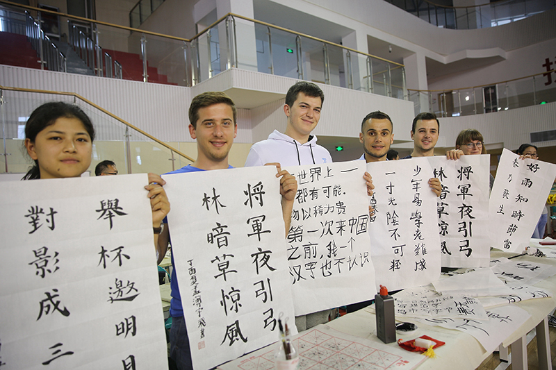2017年6月5日，來自青島大學(xué)和中國石油大學(xué)（華東）的外國留學(xué)生在展示剛剛現(xiàn)場完成的書法作品。