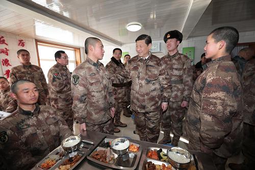 2014年1月26日中午，習(xí)近平來到連隊食堂，同戰(zhàn)士們一起用餐。新華社記者 李剛 攝