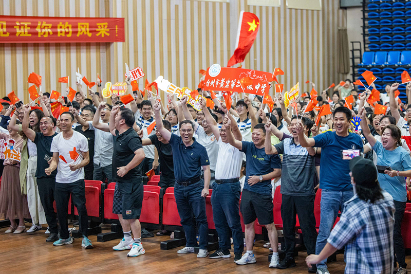 北京時間7月27日，2024年巴黎奧運會首個比賽日，在射擊10米氣步槍混合團體比賽中，中國選手黃雨婷/盛李豪獲得金牌。圖為黃雨婷的母校師生們通過收看奧運直播的方式為她加油助威。